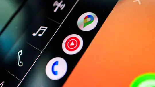 Android Auto: hovory Gemini selhávají na Galaxy Z Flip a Razr