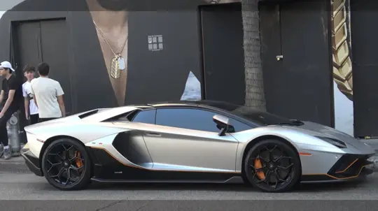 Lamborghini Aventador Ultimae Roadster spottad på gata i Beverly Hills