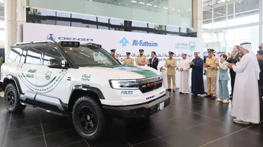 La police de Dubaï adopte la Denza B8, hybride de 738 ch, loin des supercars de vitrine