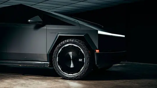 Tesla Cybertruck riceve cerchi da 24 pollici in stile anni '70