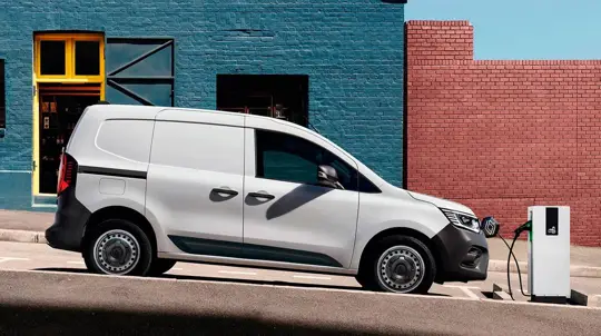 Renault Kangoo E-Tech Electric costa meno, ma la base perde la ricarica rapida