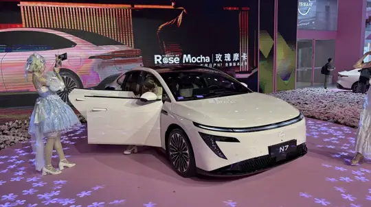 Nissan Primera kehrt zurück — als Elektro-Limousine aus China