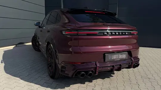 LARTE Design Porsche Cayenne Coupe in Bordeaux und rosa Dry Carbon