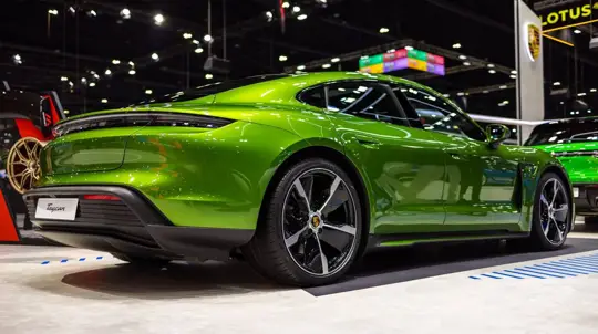 Porsche brevetta un motore per EV, range extender e ibrido