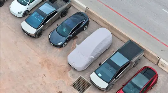 Tesla Model Y L prototípus bukkant fel a Giga Texasban