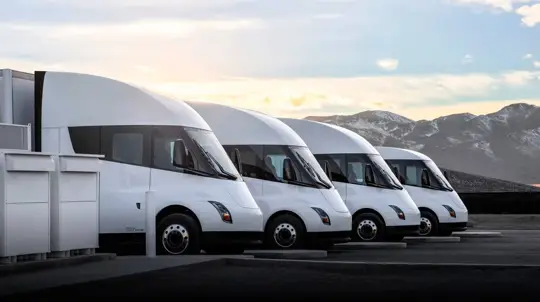 WattEV 370 Tesla Semi elektromos teherautót rendelt