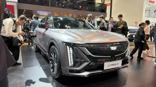 Cadillac Lyriq 2027 beholder CarPlay og Android Auto som GM kvitter seg med