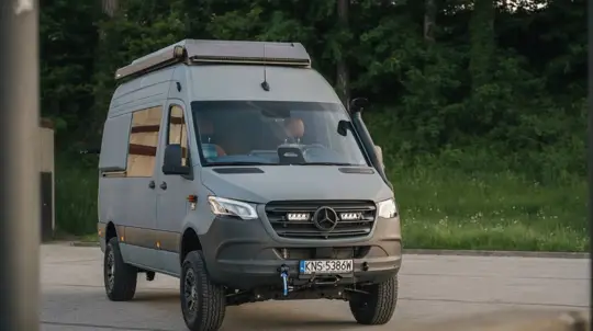Reef Rover: kamper na Sprinterze z wnętrzem Range Rovera