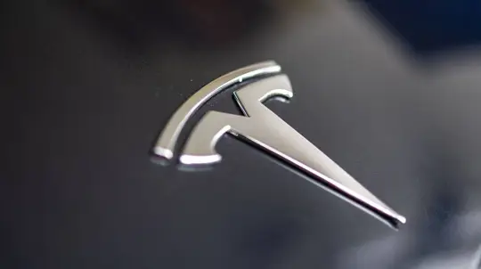 Tesla per az ajtókilincsek miatt: biztonsági aggályok és hatások