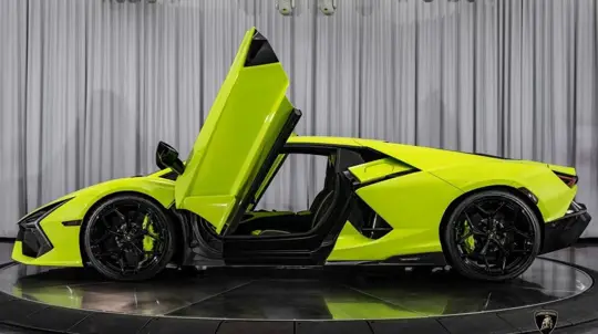 Lamborghini Revuelto hibrid szupersportautó exkluzív színben