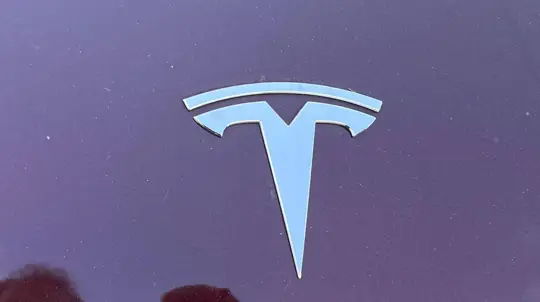 テスラのロボタクシーとヒューマノイドロボットの生産遅延、イーロン・マスクが調整