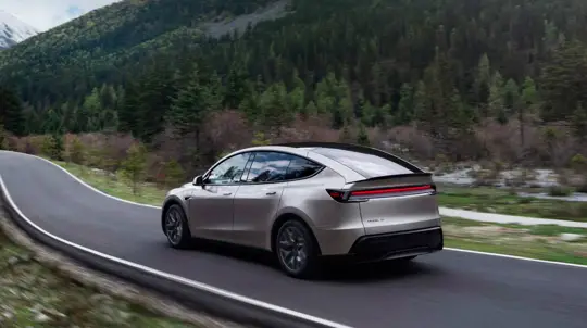 Tesla Model Y L testowana na Nürburgringu przed startem w Europie