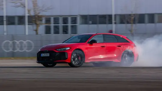 Új Audi RS 5 hibrid: 639 LE, 82 km hatótáv, 90 150 fonttól