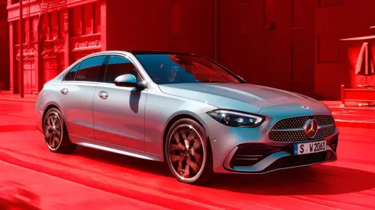 Yenilenen Mercedes C-Serisi’nde yıldız desenli farlar görüntülendi
