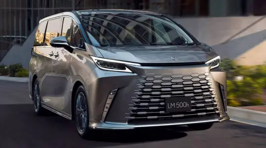 Lexus LM500h 2026: mejoras en confort y tecnología para la minivan de lujo
