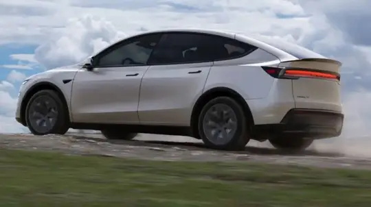 Tesla Model Y L startuje v USA za 61 990 dolarů