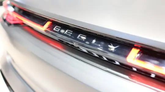 Geely fatigué des nouveautés jetables — Li Shufu critique la course aux prix