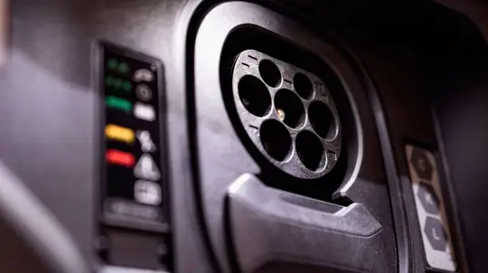 Le elettriche restano più pulite delle a benzina, batterie comprese