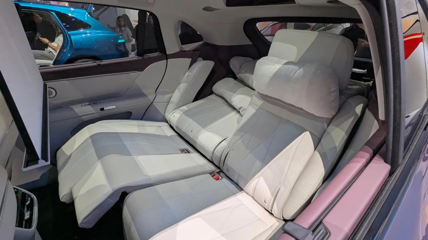Автосалон в Чэнду 2026 / AISTLAND GX7