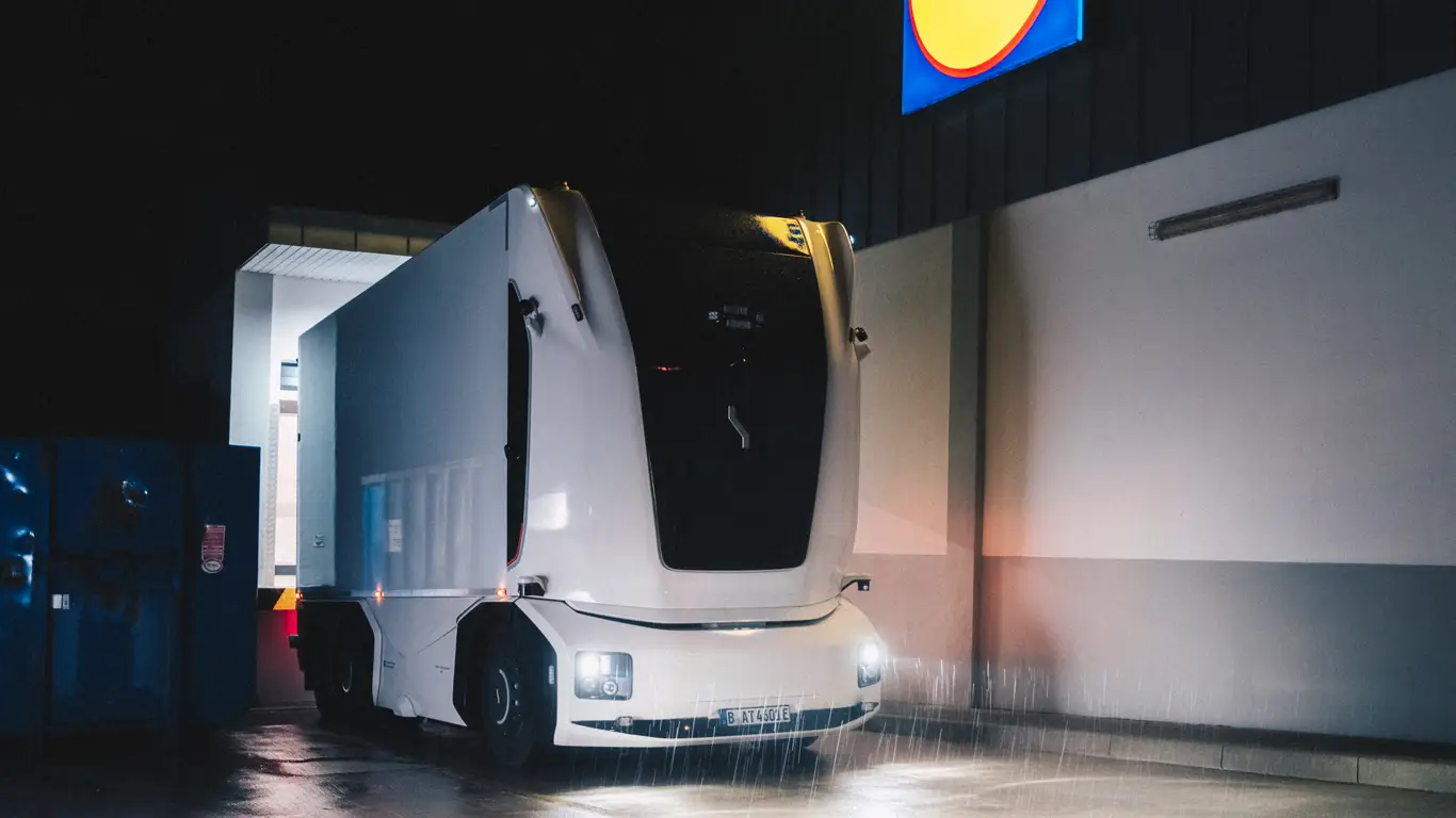 Грузовик Lidl уже ездит по Германии &mdash; внутри нет даже места для водителя