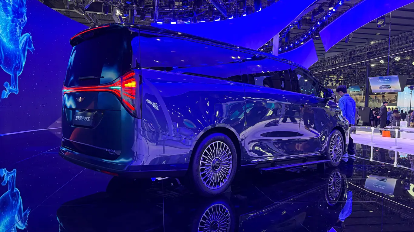 Автосалон в Чэнду 2025 / Geely Galaxy V900