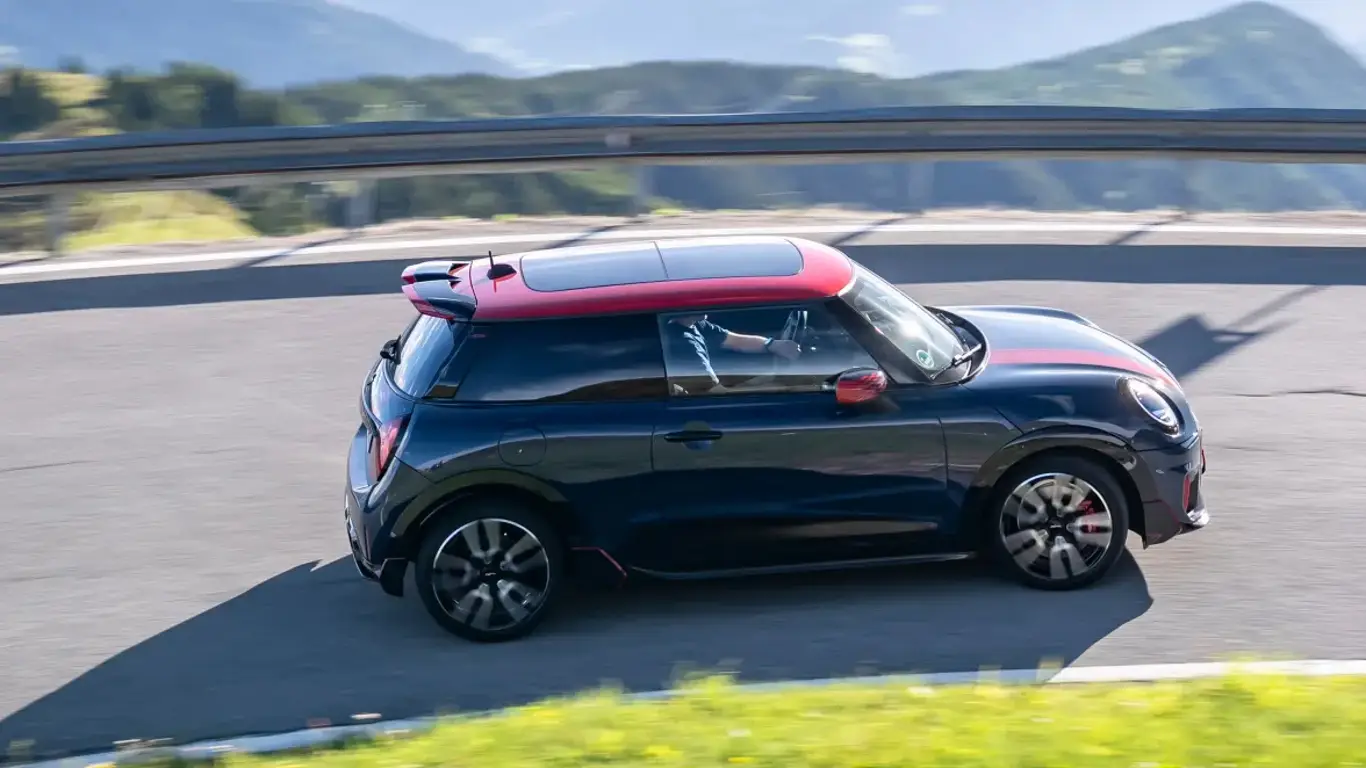 Сколько придется доплатить, чтобы сделать MINI JCW заметнее