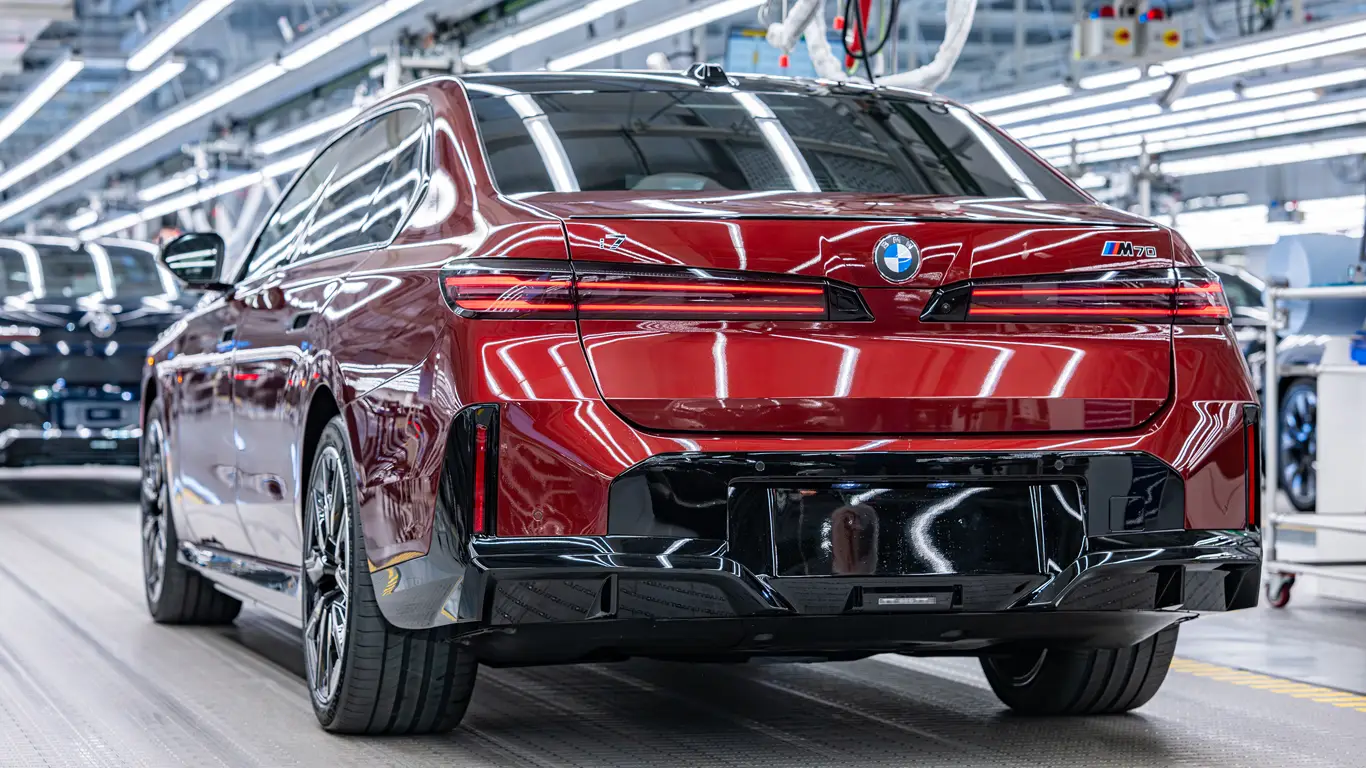 Новая BMW i7 стала дальнобойнее: 727 км и быстрая зарядка