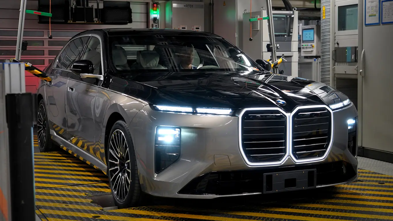 Новая BMW i7 стала дальнобойнее: 727 км и быстрая зарядка