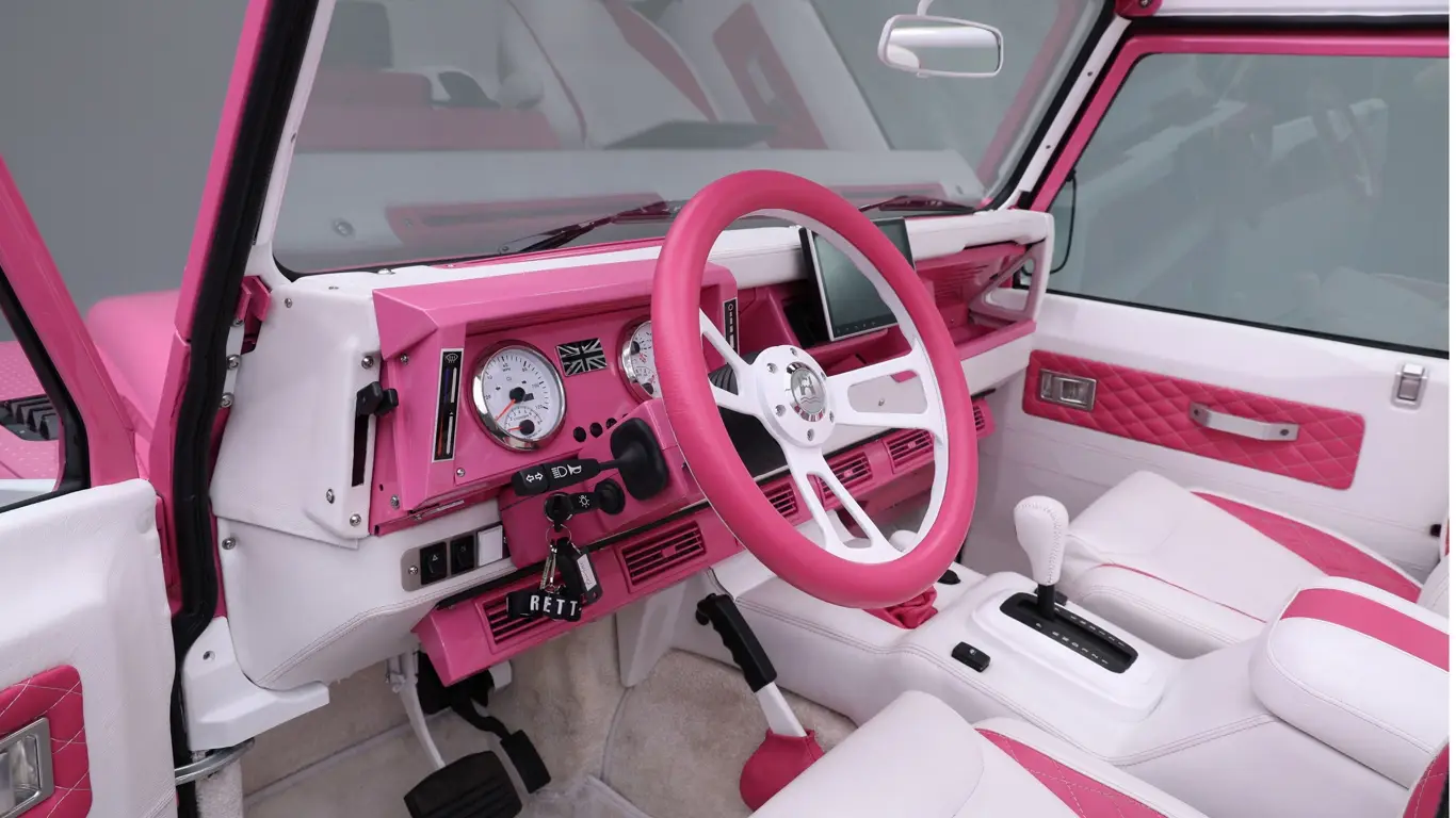 Land Rover Defender розовый