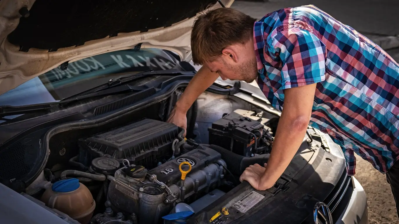 Человек у капота