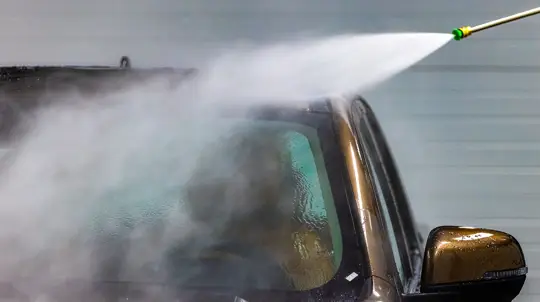 Штраф за мойку машины на даче: россиян предупреждают о рисках