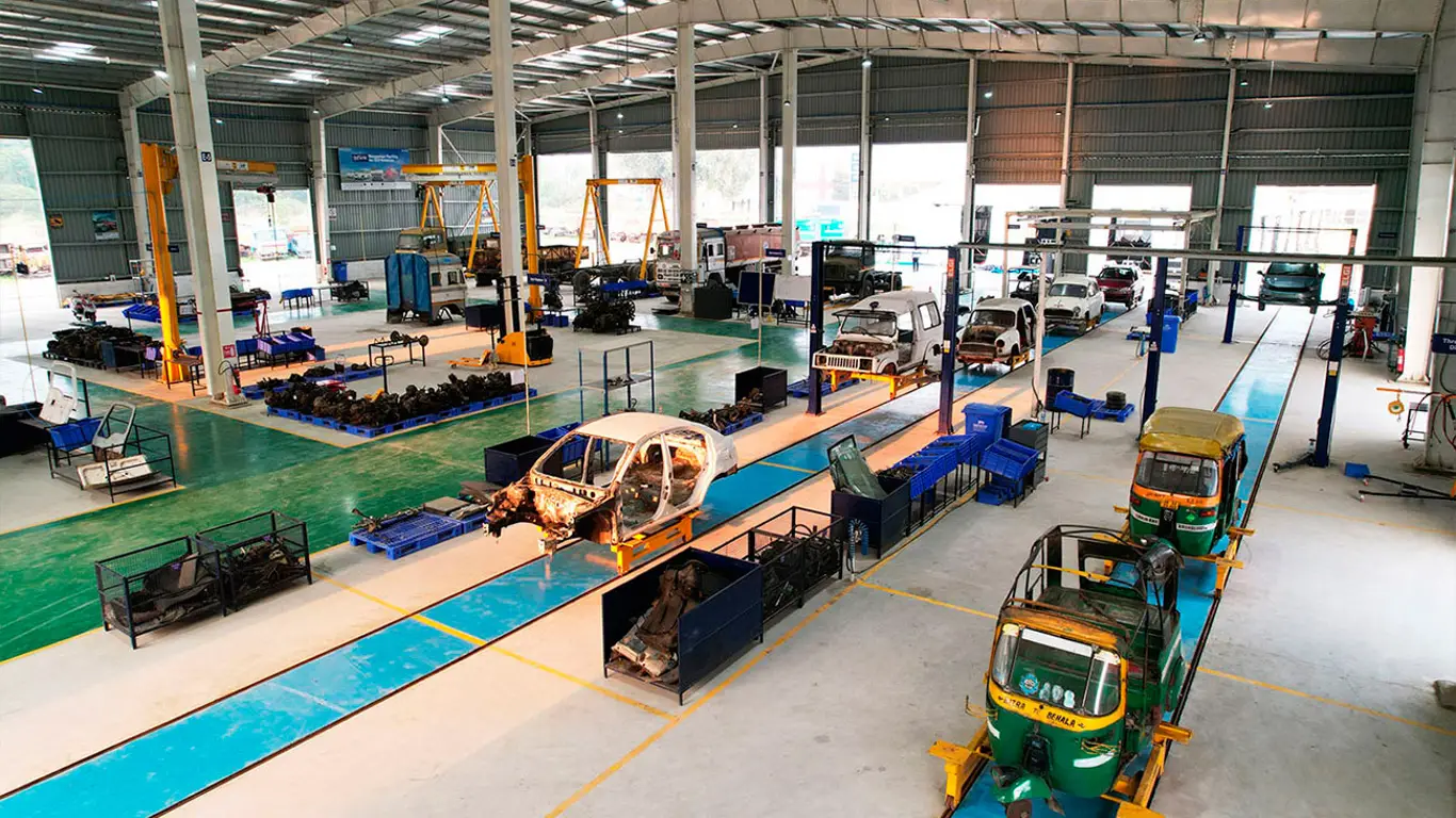 Минус хлам на дорогах: Tata начинает массовую утилизацию старых машин в Индии