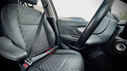 Кнопка в автомобиле, которую нельзя нажать, но пользуются ею все: что скрывает ремень безопасности