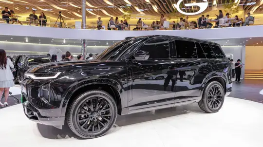 Гибрид будущего с дизайном Range Rover скоро в России: мощный Snapdragon и автономия L2++ в комплекте