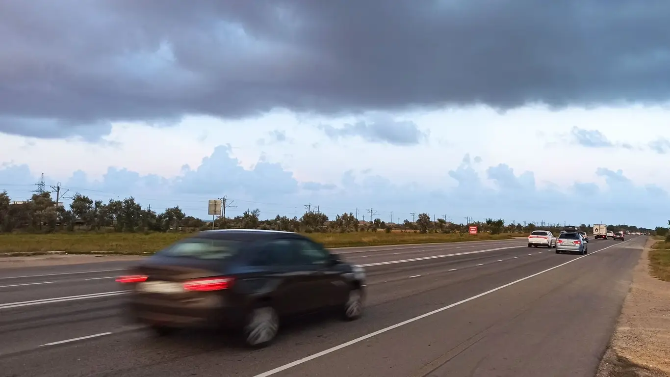 Глицерин и картошка сохранят ЛКП автомобиля: водителям назвали способы борьбы с мошкарой