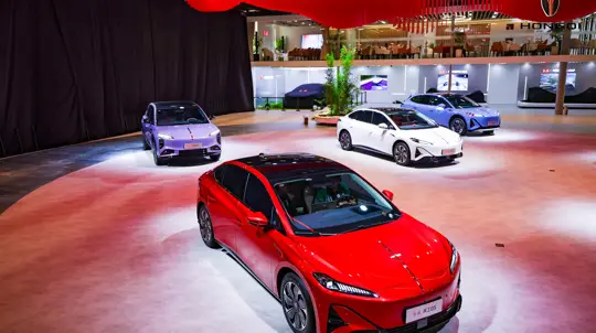 «Красное знамя» покоряет Россию: премиум-седаны и летающие авто готовятся к старту