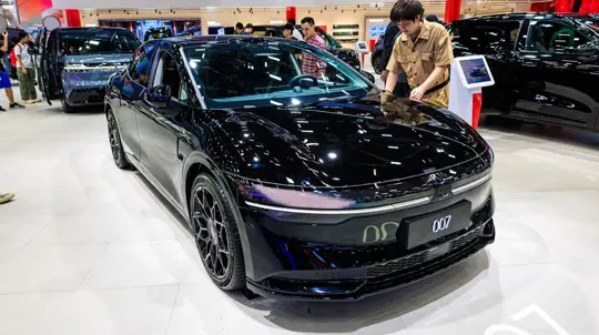 2,2 млрд китайцам мало: Geely хочет «дешево» забрать Zeekr, инвесторы бьют тревогу