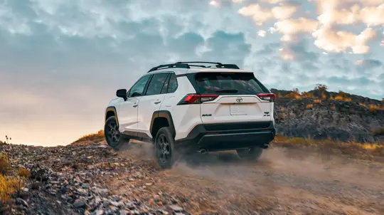 Подогрев за доплату, мультимедиа на китайском: как «новые» Toyota встречают россиян