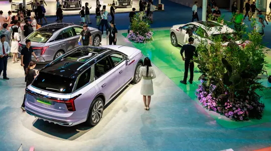 Отмена новинок и спад EV: прогнозы на 2025 год пугают экспертов