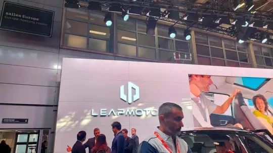 Кто сказал, что большой электрокар должен быть дорогим? Новый SUV от Stellantis вдвое дешевле Tesla