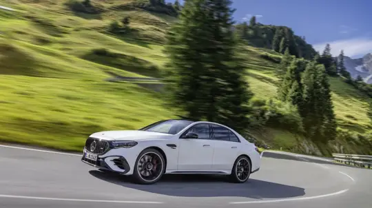 Заряженный Mercedes, привязанный к розетке: в России впервые появился немецкий гибрид на 585 сил