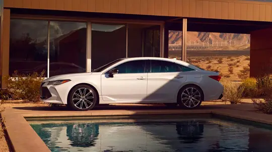 «Полный фарш» и японское качество: в Россию вернулись премиальные седаны Toyota по цене «китайцев»