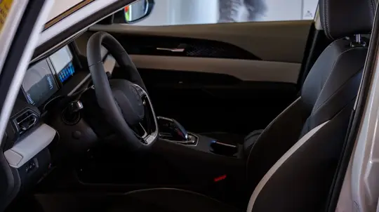 В электромобилях лучше не болтать: владельцев экологически чистого транспорта предупредили