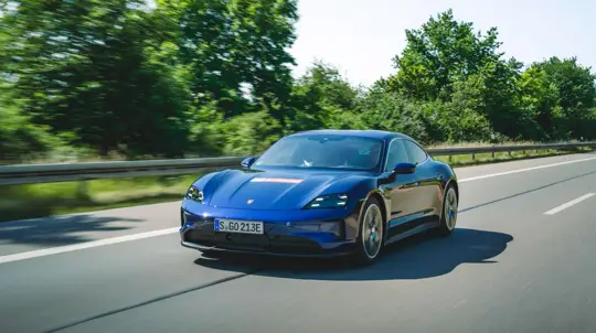 Без бензина и без шансов для соперников: Taycan уничтожил конкурентов в Германии без капли бензина