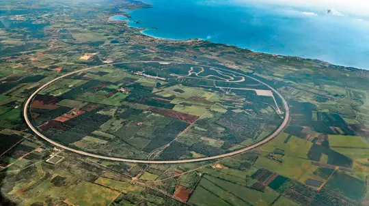 Секретная трасса, где можно разогнаться до 400 км/ч, уже 50 лет закаляет лучшие спорткары