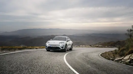 Первый электрокроссовер Porsche Macan в РФ: космическая цена и начинка