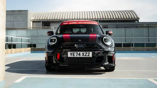 Гоночный болид в теле малыша: MINI Cooper с новыми деталями теперь пугает даже Porsche