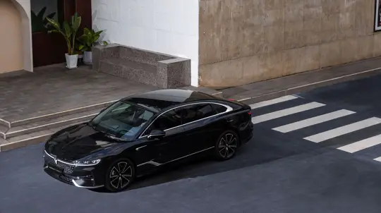 Липецк станет новым центром гибридных технологий в России: роскошный седан за 4,6 млн рублей уже доступен