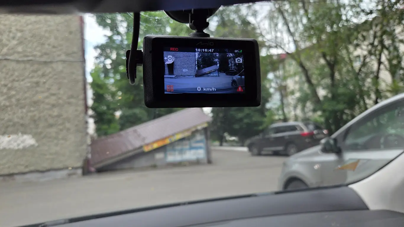 Эти функции в видеорегистраторе обязательны: дешевые модели не помогут россиянам