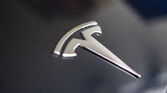 Названо количество собранных Tesla полностью электрических грузовиков Semi